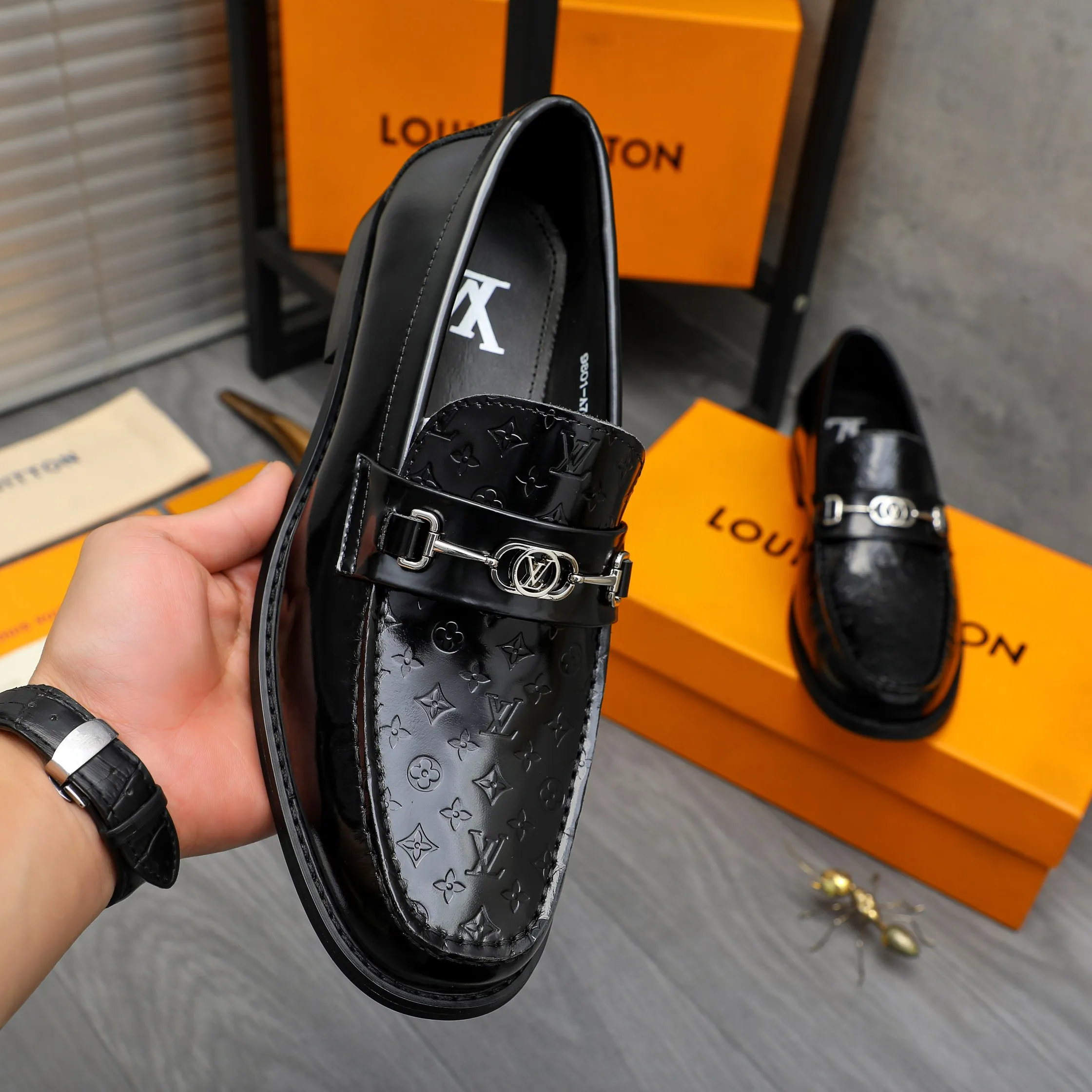 Men's shoes 💰p460 Product trademark: LV (Louis Vuitton) business slip-on leather shoes. Regular size: 38-45 (45 is custom-made and non-returnable) Product materials: Selected high-quality pearlescent embossed cowhide upper, cowhide lining, original rubber outsole